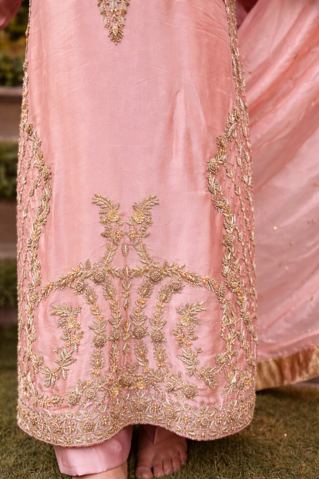 Elegant pink dress with gold embroidery Elegant pink dress with gold embroidery